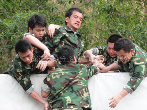 東莞拓展訓練風采：加油！加油！